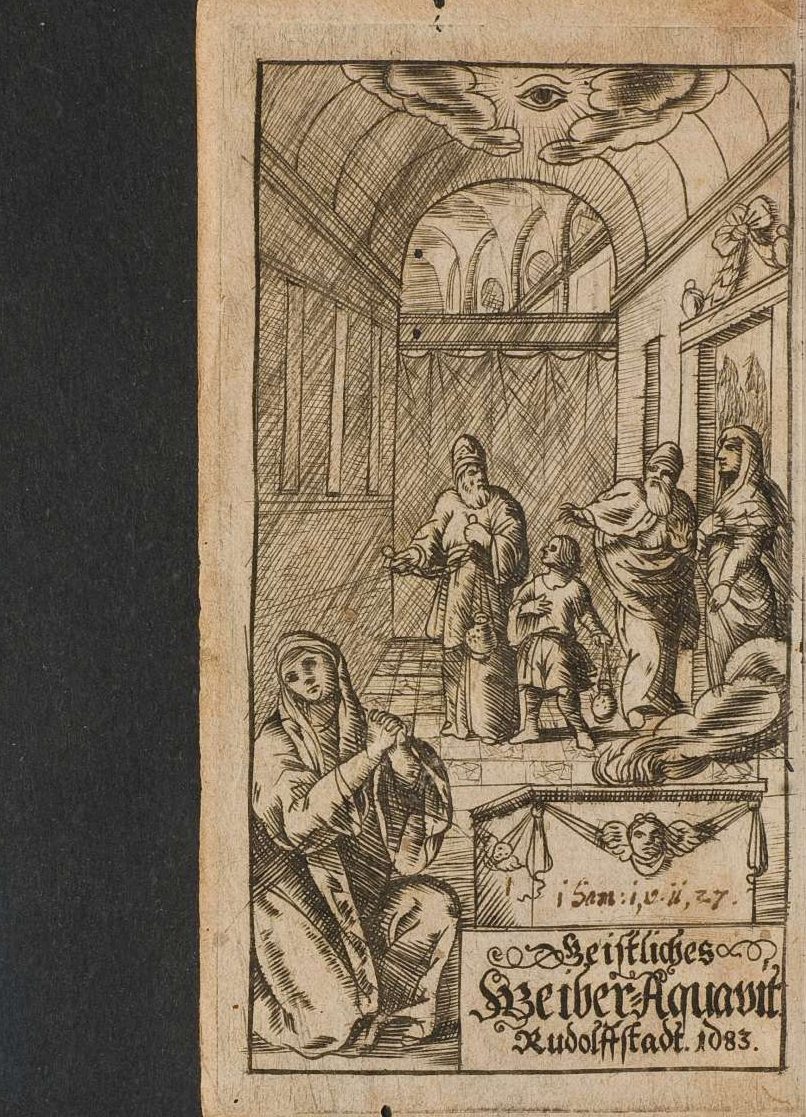 Zu sehen ist im Vordergrund eine betende Frau, im Hintergrund befinden weitere Personen.