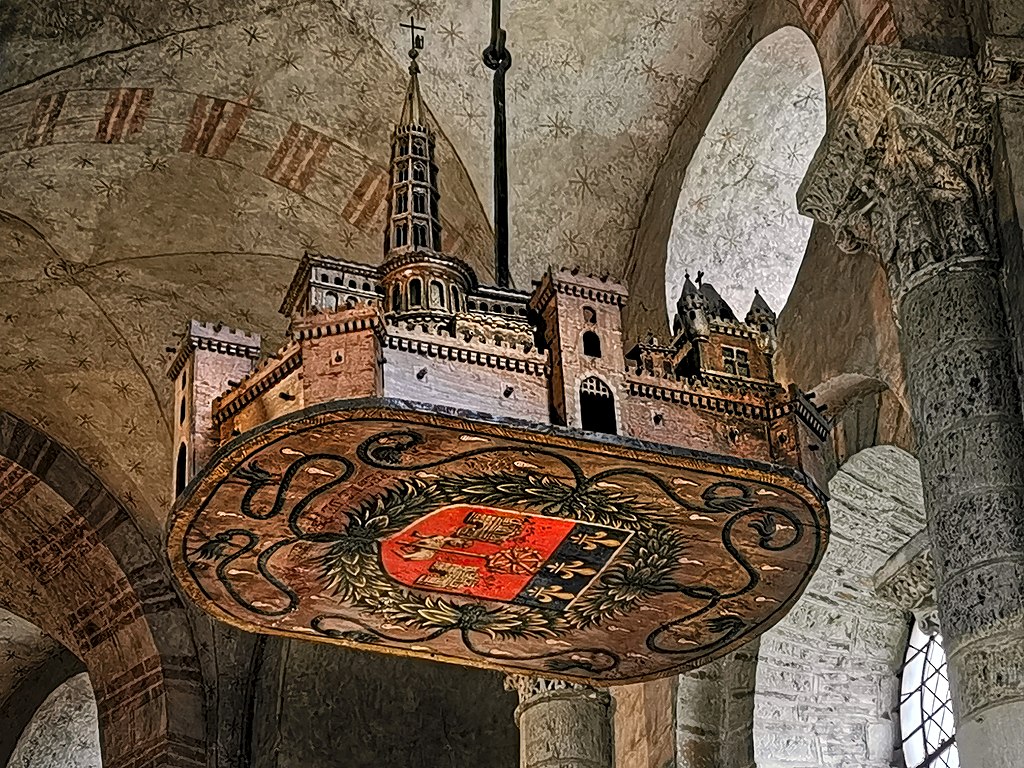Zu sehen ist ein unter dem Kirchengewölbe schwebendes Stadtmodell.